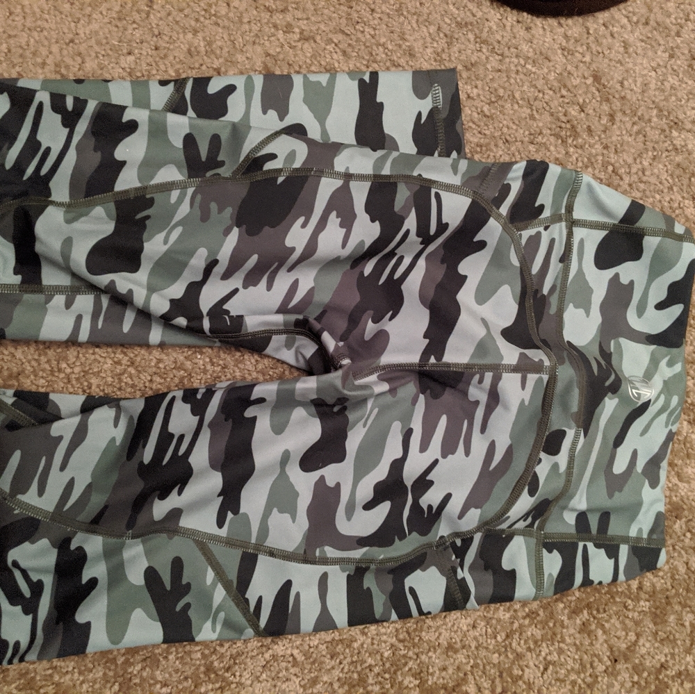 Camo TYC Heart Booty Leggings